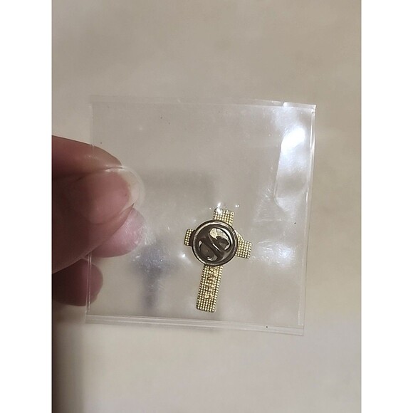 Vintage Cross with Lily Flower Lapel Pin Epoxy Enamel Gold Tone Christian - Picture 2 of 2